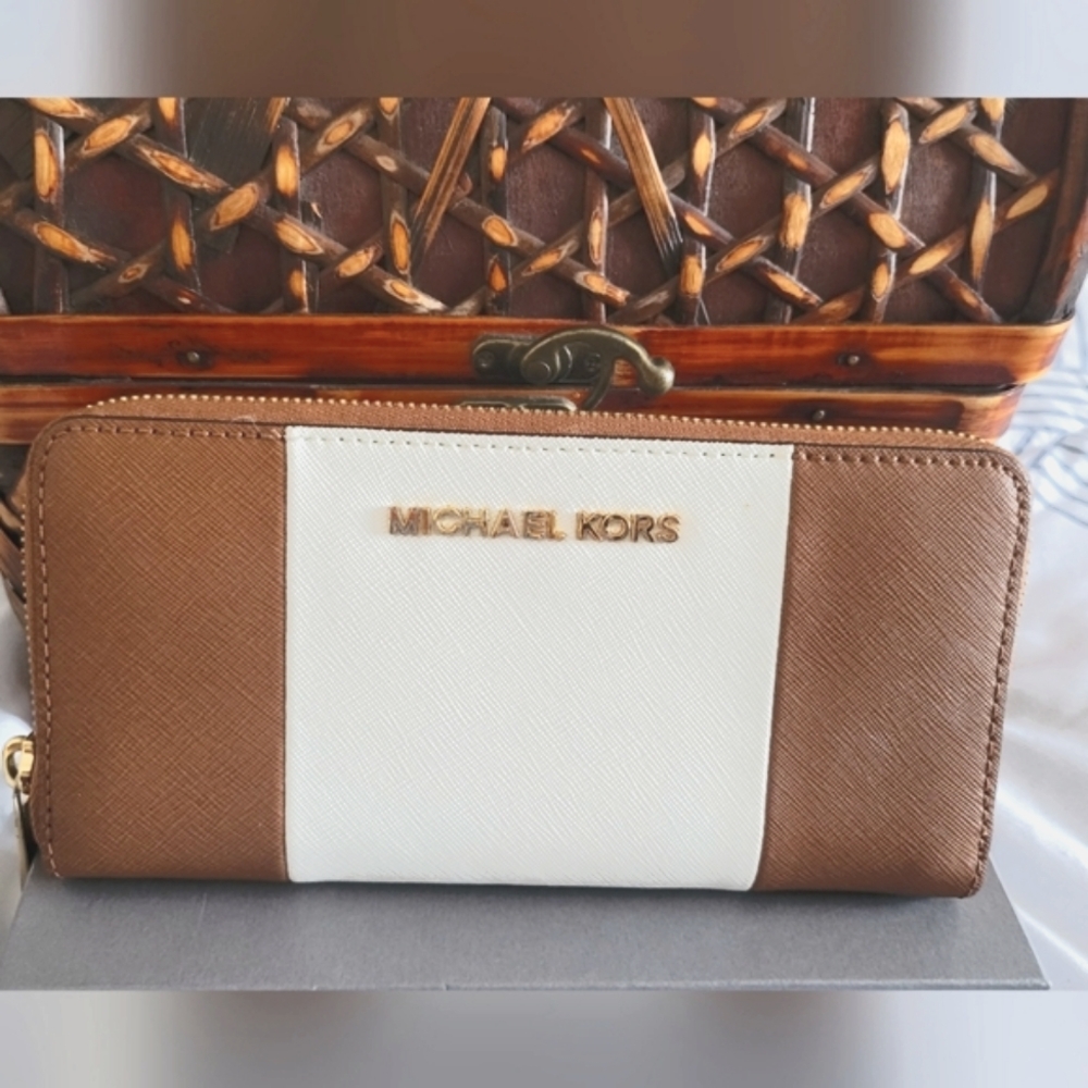 Michael Kors Zipper Wallet